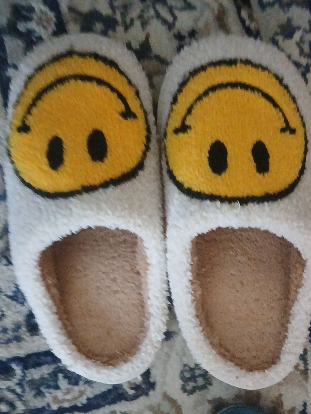 Plush Smile Slipper - White and Yellow